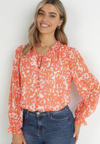 Born2be - Pomarańczowa Koszula z Ozdobnymi Guzikami i Wiązaniem przy Dekolcie Alaiya. Okazja: na spotkanie biznesowe. Kolor: pomarańczowy. Materiał: jeans. Długość rękawa: długi rękaw. Długość: długie. Styl: elegancki, biznesowy #4