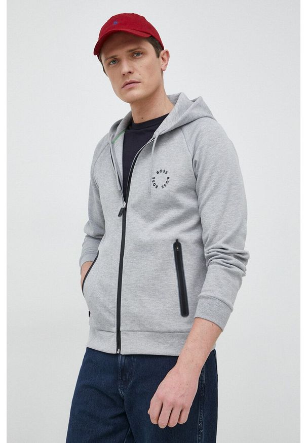Boss Green - BOSS bluza BOSS GREEN męska kolor szary z kapturem z nadrukiem. Typ kołnierza: kaptur. Kolor: szary. Materiał: poliester. Długość rękawa: raglanowy rękaw. Wzór: nadruk
