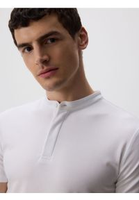 Reserved - Koszula polo slim fit - biały. Typ kołnierza: polo. Kolor: biały. Materiał: dzianina, wiskoza