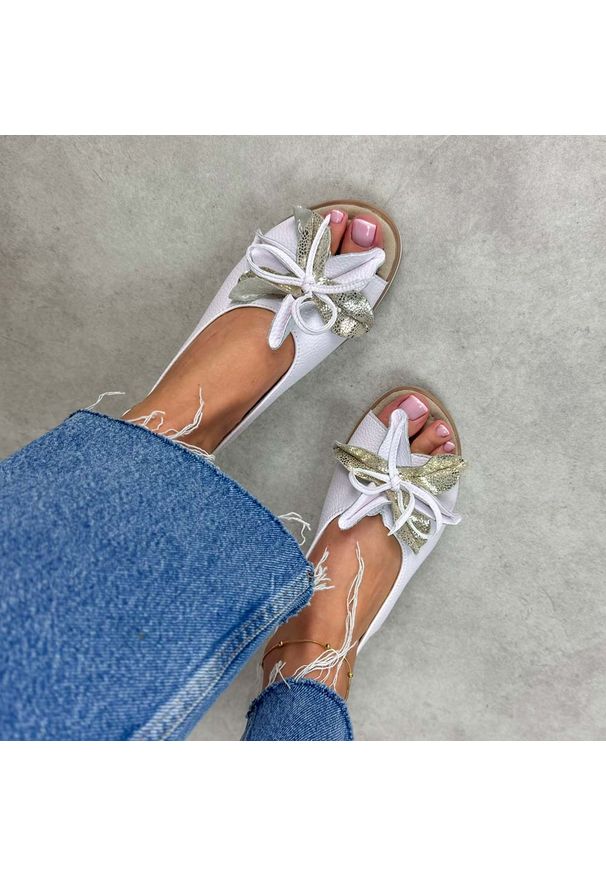 Białe skórzane sandały damskie na koturnie S.Barski 5988. Okazja: na co dzień. Zapięcie: pasek. Kolor: biały. Materiał: skóra. Wzór: aplikacja, kwiaty. Sezon: wiosna, lato. Obcas: na koturnie. Styl: casual