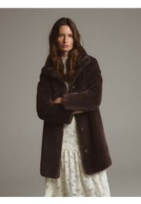 Reserved - Płaszcz z imitacji futra - ciemnobrązowy. Kolor: brązowy. Materiał: futro #1