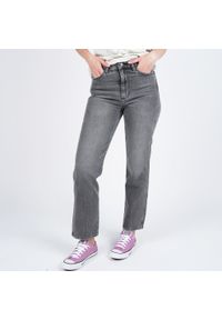 Wrangler - SPODNIE DAMSKIE WRANGLER RETRO OCEAN ROCK W22ARJ69S. Styl: rockowy, retro