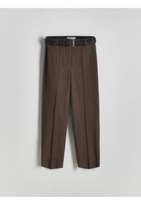 Reserved - Spodnie z paskiem - ciemnobrązowy. Kolor: brązowy. Materiał: wiskoza, bawełna, len