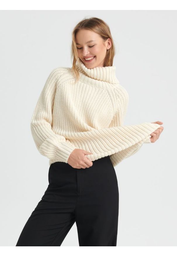 Sinsay - Sweter z golfem - kremowy. Typ kołnierza: golf. Kolor: kremowy