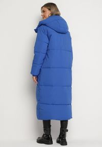 Born2be - Niebieska Pikowana Kurtka o Długim Fasonie z Odpinanym Kapturem Daivera. Okazja: na spacer. Kolor: niebieski. Materiał: dzianina. Długość: długie. Sezon: zima #7