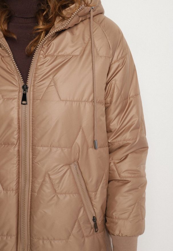 Born2be - Jasnobrązowa Pikowana Kurtka Przejściowa z Kapturem i Ściągaczami Fesarena. Okazja: na co dzień. Typ kołnierza: kaptur. Kolor: brązowy. Materiał: dzianina, jeans. Styl: casual, sportowy