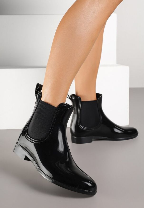 Renee - Czarne Kalosze Lakierowane w Stylu Sztybletów Eliadore. Okazja: na co dzień. Kolor: czarny. Materiał: lakier. Styl: klasyczny, casual, elegancki