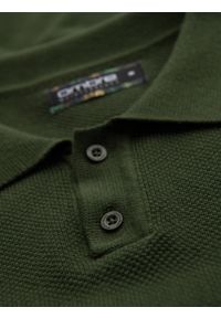 Ombre Clothing - Bawełniana koszulka męska polo ze strukturalnej dzianiny – oliwkowa V1. Okazja: do pracy, na co dzień. Typ kołnierza: polo. Kolor: oliwkowy. Materiał: bawełna, dzianina. Długość: krótkie. Styl: casual, elegancki #9
