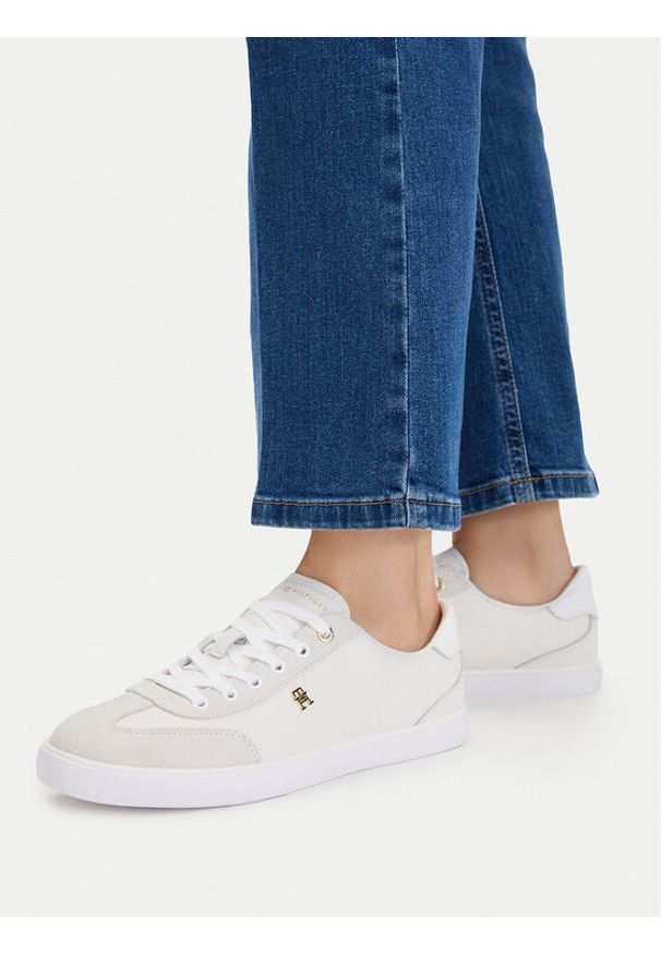 TOMMY HILFIGER - Tommy Hilfiger Sneakersy Th Chic Low Vulc FW0FW09391 Kremowy. Kolor: kremowy. Materiał: skóra