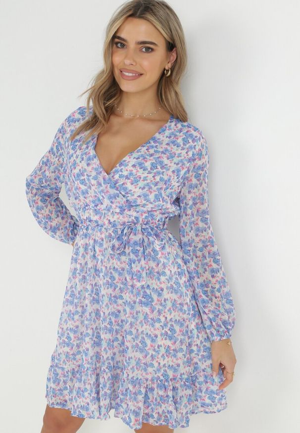 Born2be - Niebieska Sukienka Asootis. Typ kołnierza: dekolt w kształcie V. Kolor: niebieski. Materiał: materiał, tkanina. Wzór: kolorowy, kwiaty, nadruk. Typ sukienki: kopertowe, rozkloszowane. Długość: mini