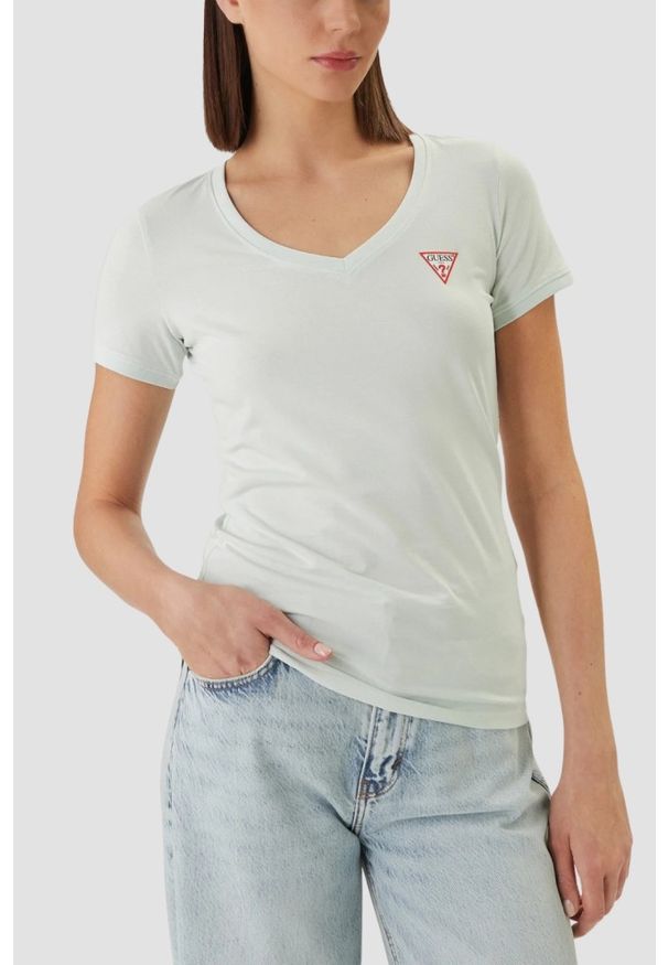 Guess - GUESS Miętowy damski t-shirt na krótki rękaw V-Neck Mini Triangle, Rozmiar L. Okazja: na co dzień. Typ kołnierza: dekolt w serek. Kolor: niebieski. Długość rękawa: krótki rękaw. Długość: krótkie. Styl: elegancki, casual