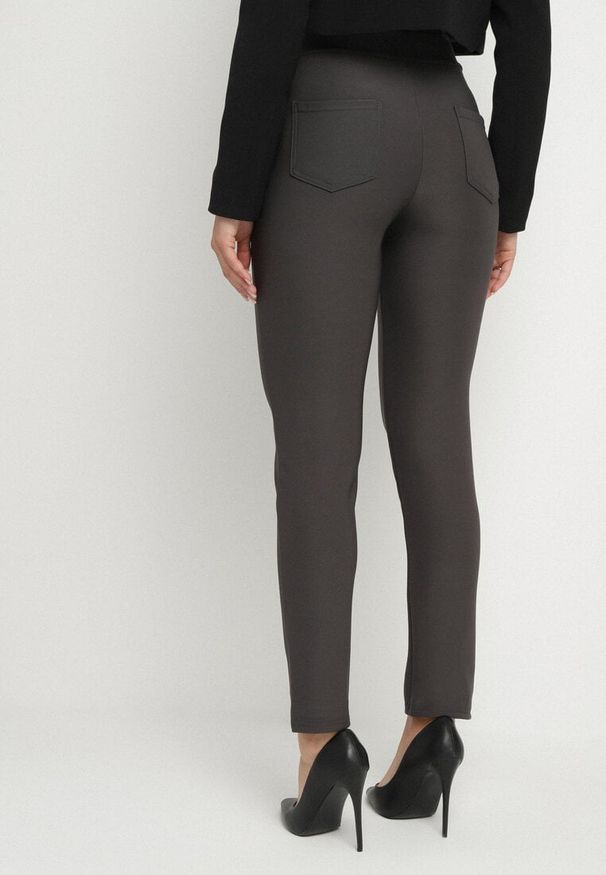 Born2be - Ciemnoszare Spodnie Ozdobione Guzikami i Zakładkami Vamiole. Okazja: na spotkanie biznesowe, na co dzień. Kolor: szary. Wzór: aplikacja. Styl: biznesowy, casual, elegancki