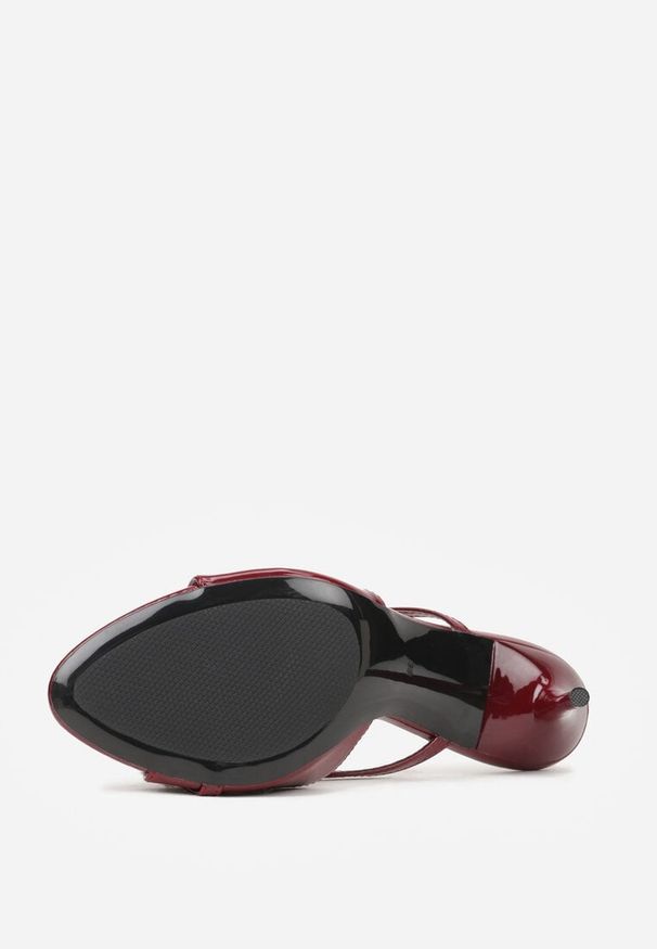 Born2be - Bordowe Lakierowane Klapki na Szpilce Zdobione Paskami i Klamerką Hemdithas. Okazja: na co dzień. Kolor: czerwony. Materiał: lakier. Wzór: aplikacja. Obcas: na szpilce. Styl: wizytowy, casual