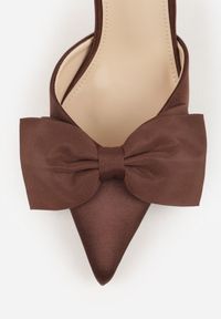 Renee - Brązowe Szpilki o Satynowym Wykończeniu z Aplikacją w Kształcie Kokardy Gihaen. Okazja: do pracy. Kolor: brązowy. Materiał: satyna. Wzór: aplikacja. Obcas: na szpilce #3