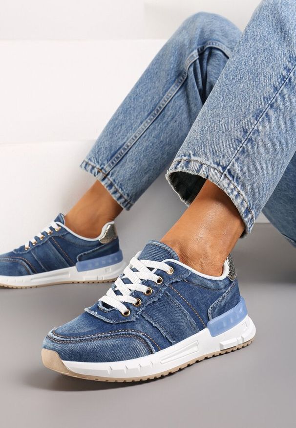 Born2be - Granatowe Sneakersy Jeansowe ze Złotymi Wykończeniami i Przeszyciami Aledisa. Okazja: na spacer, do pracy. Kolor: niebieski. Materiał: jeans. Sport: turystyka piesza