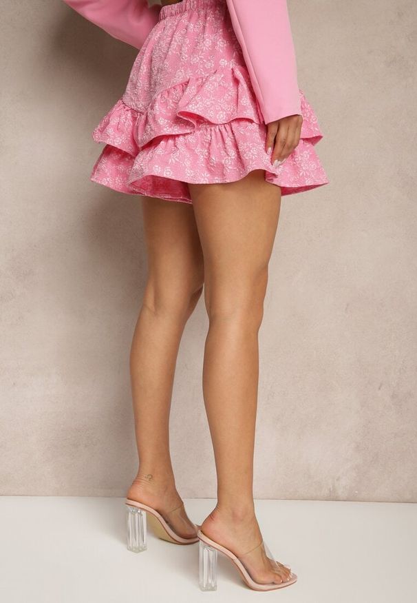 Renee - Różowe Spódnico-Szorty Ozdobione Falbankami Sopolisea. Okazja: na spacer, na co dzień. Stan: podwyższony. Kolor: różowy. Wzór: aplikacja. Sezon: lato. Styl: casual, elegancki, klasyczny