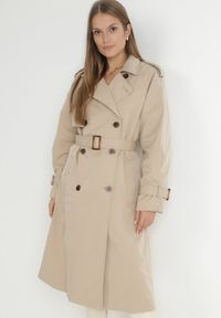 Born2be - Beżowy Płaszcz Trencz Dwurzędowy z Paskiem Cloimia. Okazja: na co dzień. Kolor: beżowy. Materiał: dzianina. Długość rękawa: długi rękaw. Długość: do kolan. Styl: wizytowy, casual, klasyczny, elegancki #6
