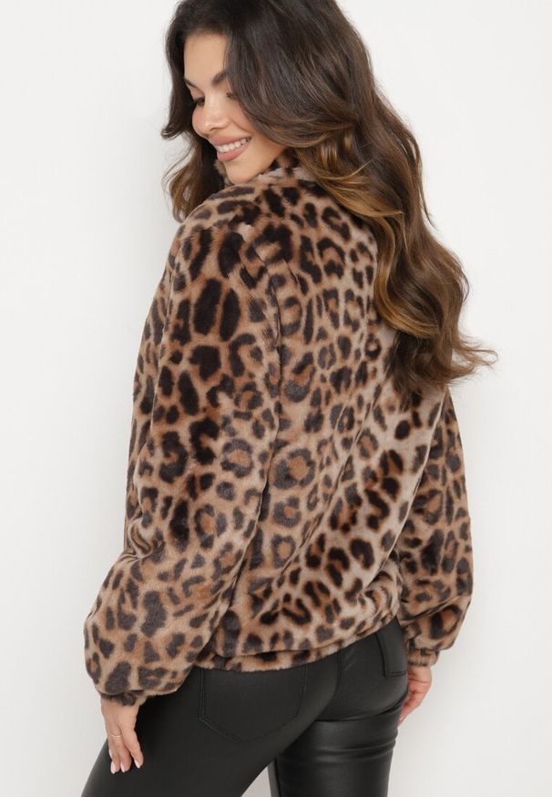 Born2be - Brązowa Futerkowa Kurtka ze Ściągaczami i Stójką w Cętki Viazelle. Okazja: na co dzień. Typ kołnierza: kołnierzyk stójkowy. Kolor: brązowy. Materiał: jeans. Wzór: motyw zwierzęcy. Styl: elegancki, casual