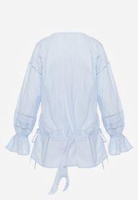 Born2be - Niebieska Bawełniana Bluzka w Romantycznym Stylu z Falbankami i Wiązaniem Cezarina. Okazja: na co dzień, na spotkanie biznesowe, do pracy. Typ kołnierza: kołnierz z falbankami. Kolor: niebieski. Materiał: bawełna. Styl: casual, biznesowy, elegancki #2