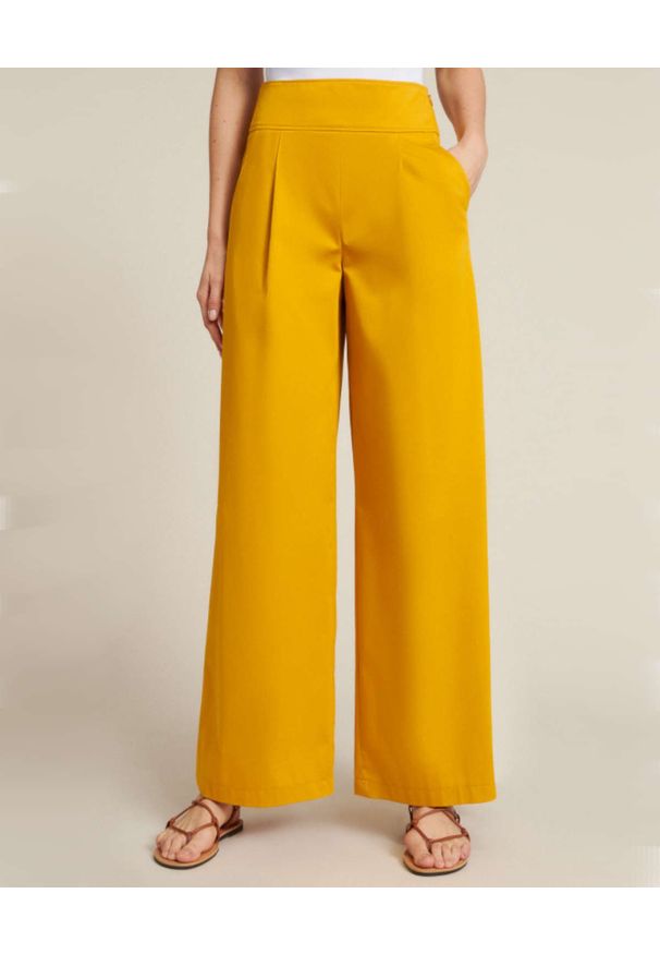 Luisa Spagnoli - LUISA SPAGNOLI - Żółte spodnie typu palazzo Annuale. Stan: podwyższony. Kolor: żółty. Materiał: bawełna. Styl: elegancki