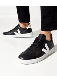 Veja - VEJA - Czarne sneakersy V-10. Kolor: czarny. Materiał: jeans, guma, bawełna, poliester, jersey. Wzór: aplikacja, geometria #5