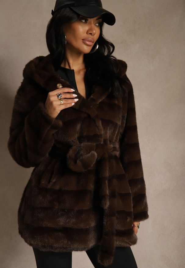 Renee - Brązowa Kurtka Futrzana z Nieodpinanym Kapturem Ozdobiona Paskiem Zetelia. Okazja: na co dzień. Kolor: brązowy. Materiał: futro. Wzór: aplikacja. Styl: casual, elegancki