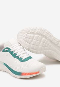 Born2be - Białe Płaskie Sznurowane Buty Sportowe Sneakersy Ozdobione Kolorowym Paskiem Risanny. Zapięcie: pasek. Kolor: biały. Wzór: aplikacja, kolorowy. Obcas: na płaskiej podeszwie #6