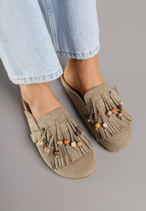 Born2be - Zielone Klapki na Grubej Podeszwie z Frędzlami Klamrami i Koralikami Glysnell. Okazja: na co dzień, do pracy, na spacer. Kolor: zielony. Materiał: jeans. Sezon: lato. Styl: casual, elegancki