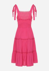 Born2be - Fuksjowa Rozkloszowana Sukienka z Wiskozą na Wiązanych Ramiączkach Aralisse. Okazja: na co dzień. Typ kołnierza: dekolt kwadratowy. Kolor: różowy. Materiał: wiskoza. Długość rękawa: na ramiączkach. Typ sukienki: rozkloszowane. Styl: casual, klasyczny #4