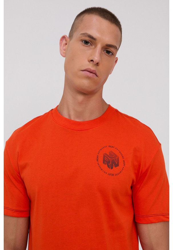 Under Armour - T-shirt. Kolor: pomarańczowy. Materiał: dzianina. Wzór: nadruk