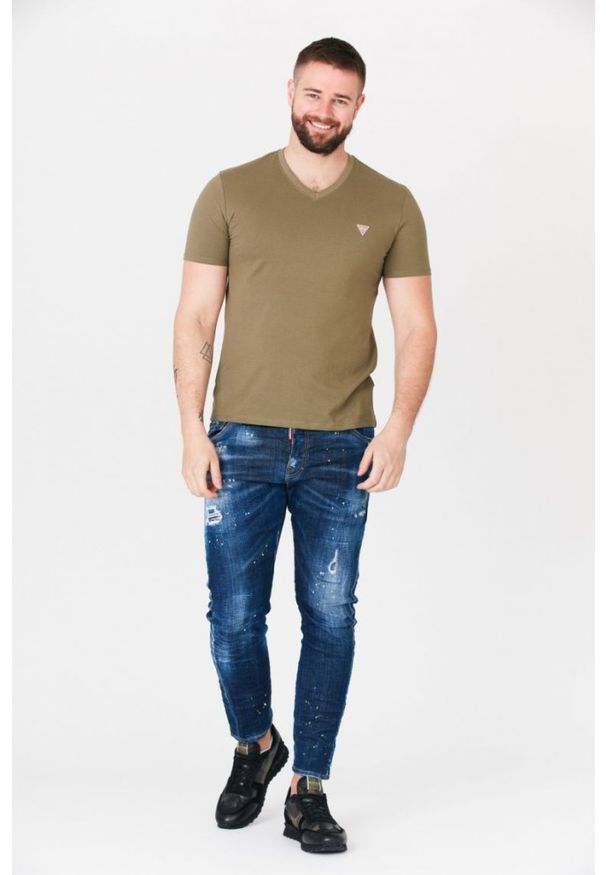 Guess - GUESS Khaki t-shirt męski w serek. Typ kołnierza: dekolt w serek. Kolor: zielony. Wzór: aplikacja