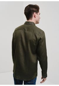 Ochnik - Ciemnozielona lniana koszula męska. Typ kołnierza: kołnierzyk klasyczny. Kolor: zielony. Materiał: len. Długość: długie #2