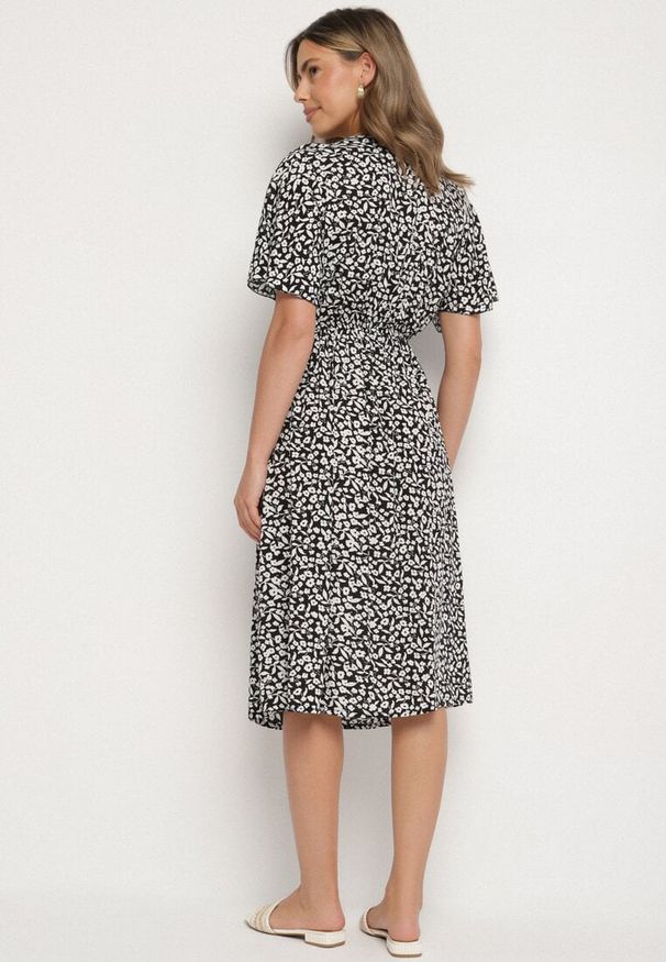 Born2be - Czarna Bawełniana Sukienka o Rozkloszowanym Kroju w Kwiatowy Wzór Aramine. Okazja: na co dzień. Typ kołnierza: dekolt w kształcie V. Kolor: czarny. Wzór: kwiaty. Typ sukienki: proste. Materiał: bawełna. Długość rękawa: krótki rękaw. Sezon: wiosna, lato. Styl: casual, elegancki, klasyczny