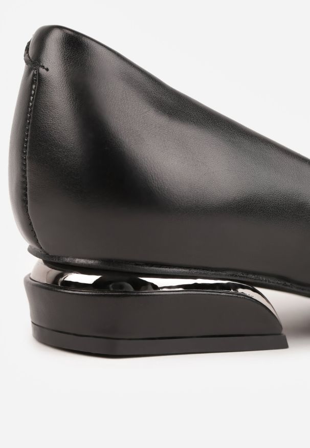 Born2be - Czarne Czółenka Vices ze Skórzaną Wkładką Zdobione Metaliczną Aplikacją Daisse. Okazja: na co dzień, na spotkanie biznesowe, na ślub cywilny, do pracy, na wesele. Kolor: czarny. Materiał: skóra. Wzór: aplikacja. Obcas: na obcasie. Styl: glamour, biznesowy, casual, klasyczny, wizytowy. Wysokość obcasa: niski