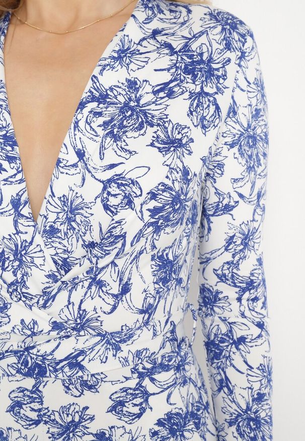 Born2be - Biało-Niebieski Kombinezon z Długimi Nogawkami i Kopertowym Dekoltem w Kwiaty Alanessa. Kolor: biały. Długość: długie. Wzór: kwiaty. Styl: elegancki