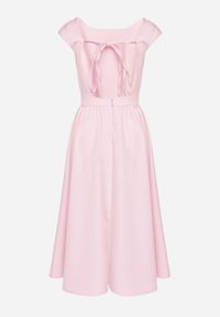 Born2be - Różowa Sukienka o Rozkloszowanym Kroju z Wiązaniem i Dekoltem w Łódkę Aladriela. Okazja: na co dzień. Typ kołnierza: dekolt w łódkę. Kolor: różowy. Długość rękawa: krótki rękaw. Sezon: wiosna, lato. Styl: klasyczny, casual #6