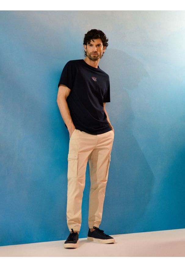 Sinsay - Spodnie cargo jogger - kremowy. Kolor: kremowy