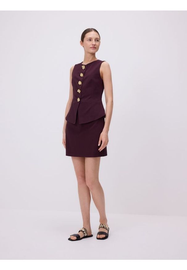 Reserved - Kamizelka z ozdobnymi guzikami - burgundowy. Kolor: czerwony. Materiał: tkanina, wiskoza