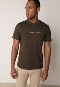 Born2be - Ciemnozielona Bawełniana Koszulka T-shirt z Minimalistycznym Nadrukiem Saphea. Okazja: na co dzień. Kolor: zielony. Materiał: bawełna. Wzór: nadruk. Styl: casual, klasyczny #6