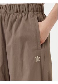 Adidas - adidas Spodnie dresowe Essentials Ripstop JD0783 Beżowy Loose Fit. Kolor: beżowy. Materiał: syntetyk #5