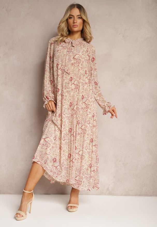 Renee - Jasnobeżowa Rozkloszowana Sukienka z Wiązaniem przy Szyi w Print Paisley Clarosa. Okazja: na spotkanie biznesowe. Kolor: beżowy. Długość rękawa: długi rękaw. Wzór: paisley, nadruk. Sezon: lato, wiosna. Styl: biznesowy