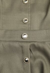 Renee - Zielony Komplet z Kamizelką i Rozkloszowaną Spódnicą z Eleganckimi Guzikami Jenane. Kolor: zielony #4