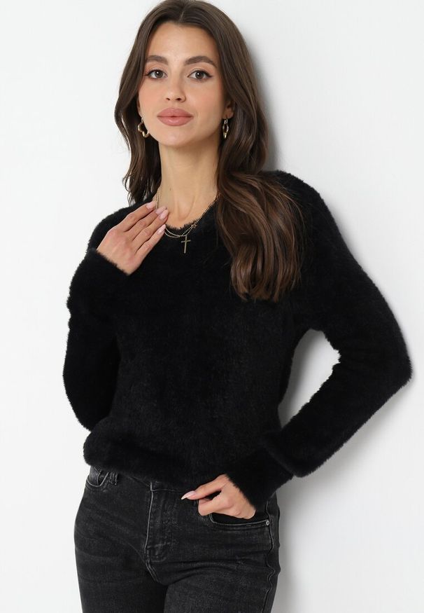 Born2be - Czarny Puchaty Sweter z Dekoltem V Kerriyah. Kolor: czarny. Materiał: materiał. Sezon: zima