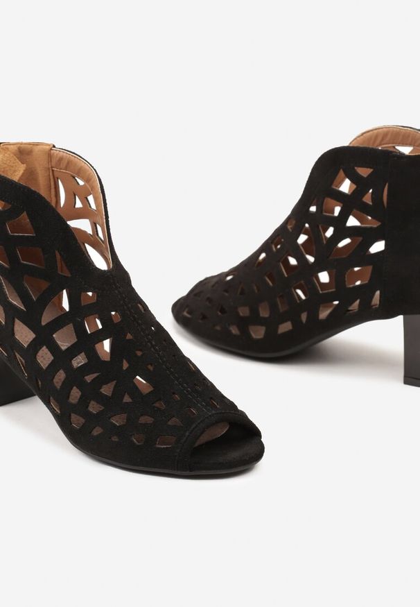 Born2be - Czarne Botki na Słupku ze Skórzaną Wkładką z Ażurową Cholewką i Otwartym Noskiem Noobiria. Nosek buta: otwarty. Zapięcie: zamek. Kolor: czarny. Szerokość cholewki: normalna. Wzór: ażurowy. Materiał: skóra. Sezon: lato. Obcas: na słupku. Styl: klasyczny. Wysokość obcasa: średni