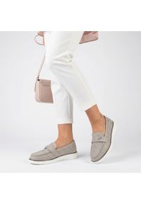 Mokasyny damskie Vinceza, cholewka ze skóry naturalnej licowej wsuwany fason typu loafers, szare, 93221. Okazja: na co dzień. Kolor: szary. Materiał: skóra. Szerokość cholewki: normalna. Wzór: aplikacja, ażurowy. Styl: elegancki, casual, klasyczny #4