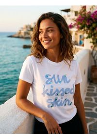 Sinsay - Bawełniana koszulka z napisem i cekinami - biały. Kolor: biały. Materiał: bawełna. Wzór: napisy #1