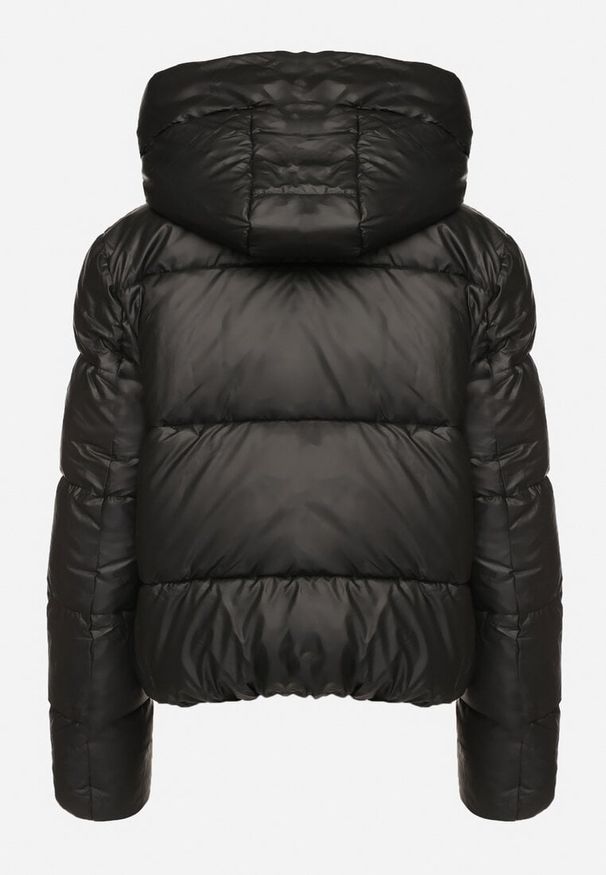 Born2be - Czarna Prosta Kurtka Pikowana z Kapturem i Kieszeniami Mirilda. Okazja: na co dzień, na spacer. Typ kołnierza: kaptur. Kolor: czarny. Materiał: jeans, tkanina. Długość rękawa: długi rękaw. Długość: długie. Sezon: zima. Styl: klasyczny, casual, elegancki