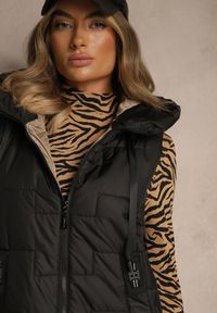Renee - Czarna Pikowana Kamizelka z Kapturem w Klasycznym Stylu Tulorina. Okazja: na co dzień. Typ kołnierza: kaptur. Kolor: czarny. Materiał: jeans. Styl: klasyczny #3