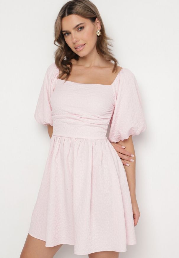 Born2be - Różowa Sukienka Rozkloszowana z Bufiastymi Rękawami i Kwadratowym Dekoltem Galzemis. Okazja: na co dzień. Typ kołnierza: dekolt kwadratowy. Kolor: różowy. Styl: klasyczny, casual, elegancki