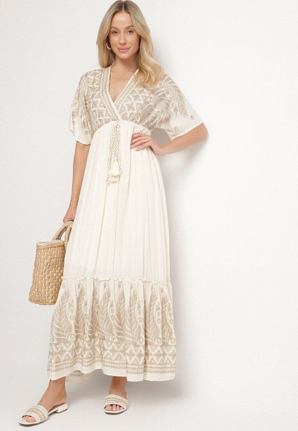 Born2be - Jasnobeżowa Wiskozowa Sukienka z Kopertowym Dekoltem i Haftem z Metaliczną Nicią Emhiris. Okazja: na co dzień. Kolor: beżowy. Materiał: wiskoza. Długość rękawa: krótki rękaw. Wzór: haft. Typ sukienki: kopertowe. Styl: casual, klasyczny